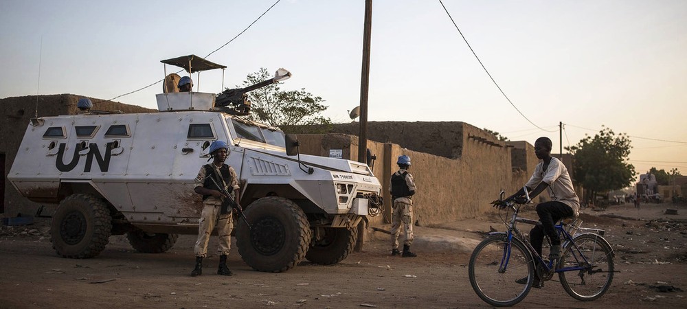 聯合國維和警察與聯合國馬里穩定團及馬里國民警衛隊在加奧地區執行聯合巡邏任務。（圖源：聯合國）