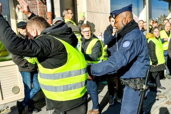法國警察拘捕抗議者。（圖源：互聯網）