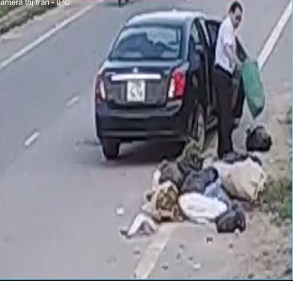 阮Q.Tr.駕車到會橋附近便停下來，隨後將車廂裏面的垃圾袋扔下路邊，然後上車離開現場。（圖源：視頻截圖）