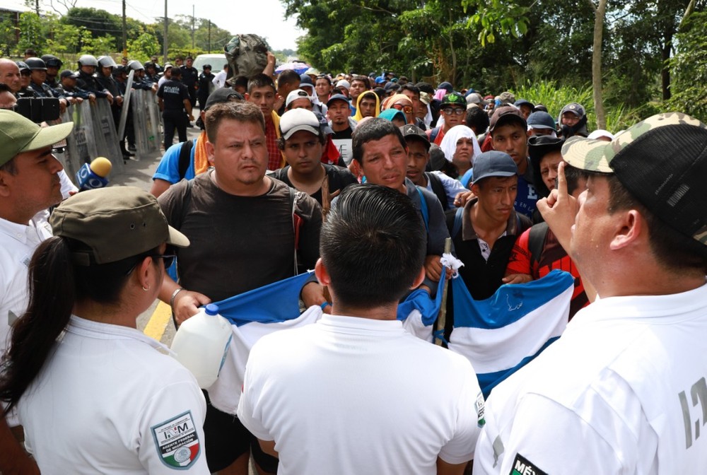 大批準備前往美國的中美洲移民目前滯留在美墨邊境，墨西哥警方（白衣者）週三在恰帕斯州展開行動，拘留非法入境的薩爾瓦多移民。（圖源：AFP）