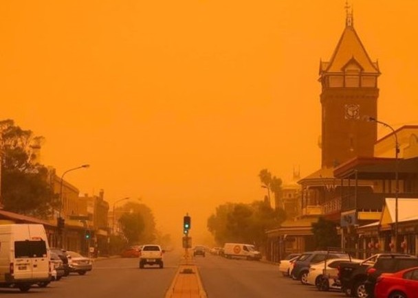 沙塵暴吹襲布羅肯希爾市。（圖源：互聯網）