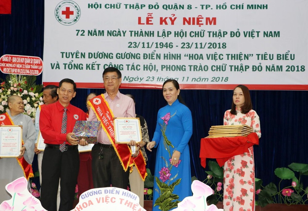 市紅十字會副主席陳文俊、第八郡郡委副書記阮青春向鄧栢榮頒發獎狀。