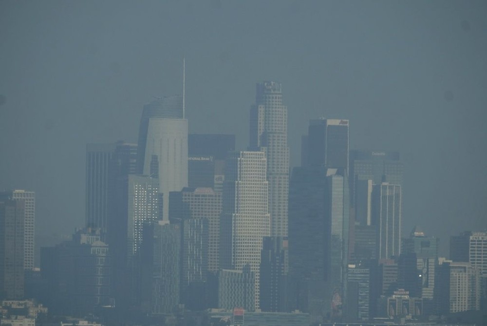 美洛杉磯部分地區被煙霧籠罩。（圖源：新華社）