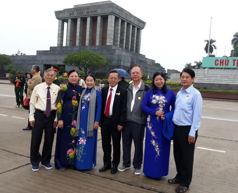 華人民運幹部王沛川(左一)、李金英 (左二)和盧耀南(右三)與市委副書記武氏蓉 (左三)和市民運處領導合影。