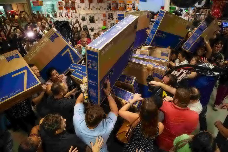 希臘民眾在商場購物血拼。（圖源：互聯網）