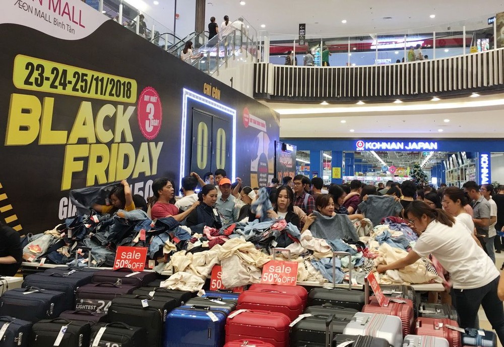 黑色購物節消費力強。圖為Aeon Mall 購物城所開展的黑色購物節一瞥。
