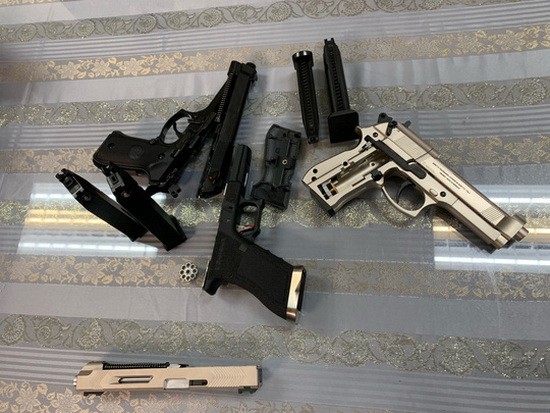 被查獲的違禁品手槍3把和子彈4盒。（圖源：山榕）