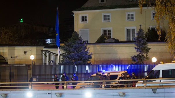 武警在奧地利駐土耳其大使館外面警戒。（圖源：互聯網）