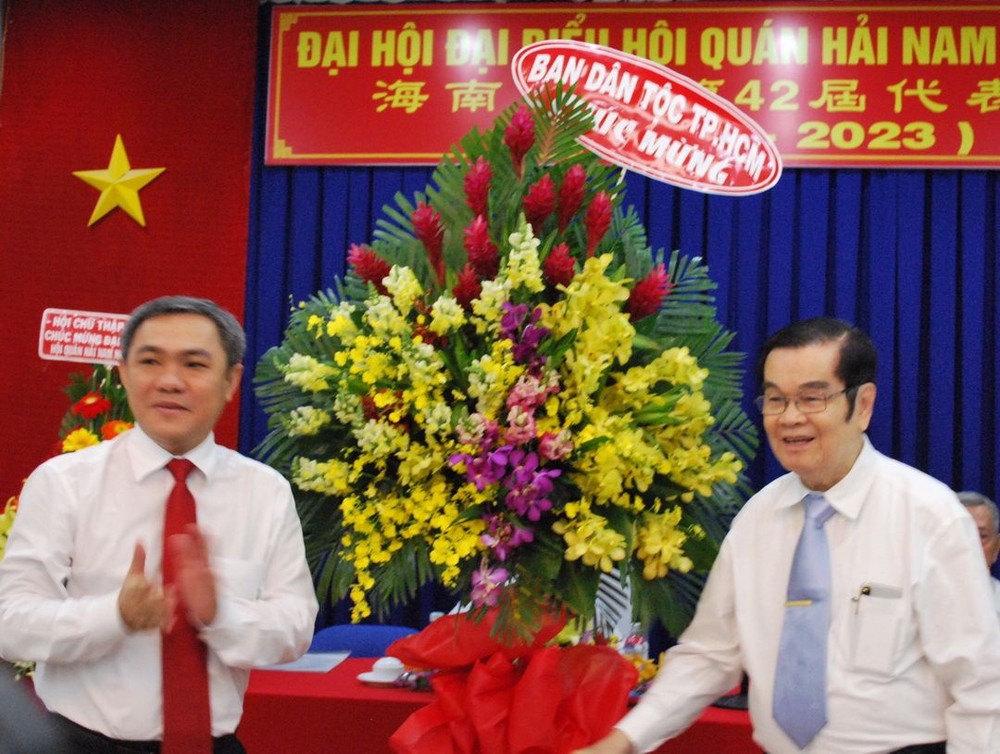 市民族處主任黃文鴻玉 (左)向吳清華理事長祝賀大 會成功舉辦。