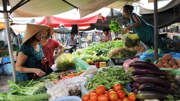 消費者在市場上選購生鮮食品。（圖源：朱江）
