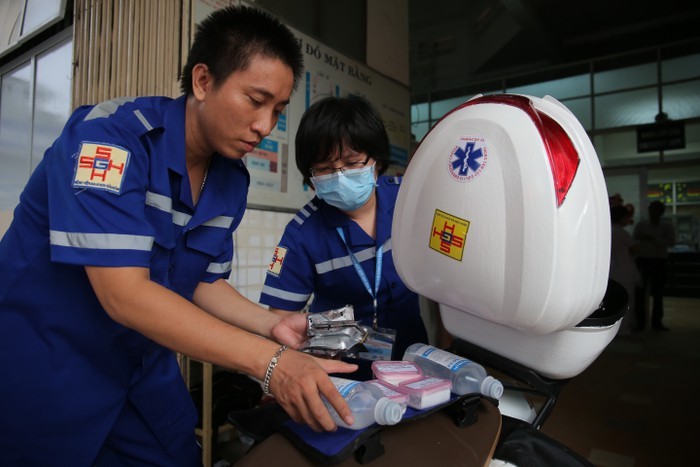 急救摩托車的前線醫療隊員在準備藥物及醫療器材。（圖源：玉陽）