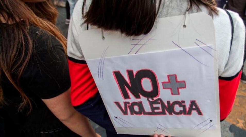 六成被害女性死於家人或伴侶之手。圖為週日在智利的聖地亞哥，人們抗議針對女性的暴力行為。（ 圖源：CNN）