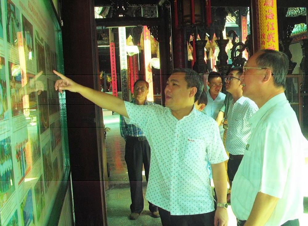 黃文鴻玉主任(左)與盧耀南理事長交流會館的對外活動圖片。