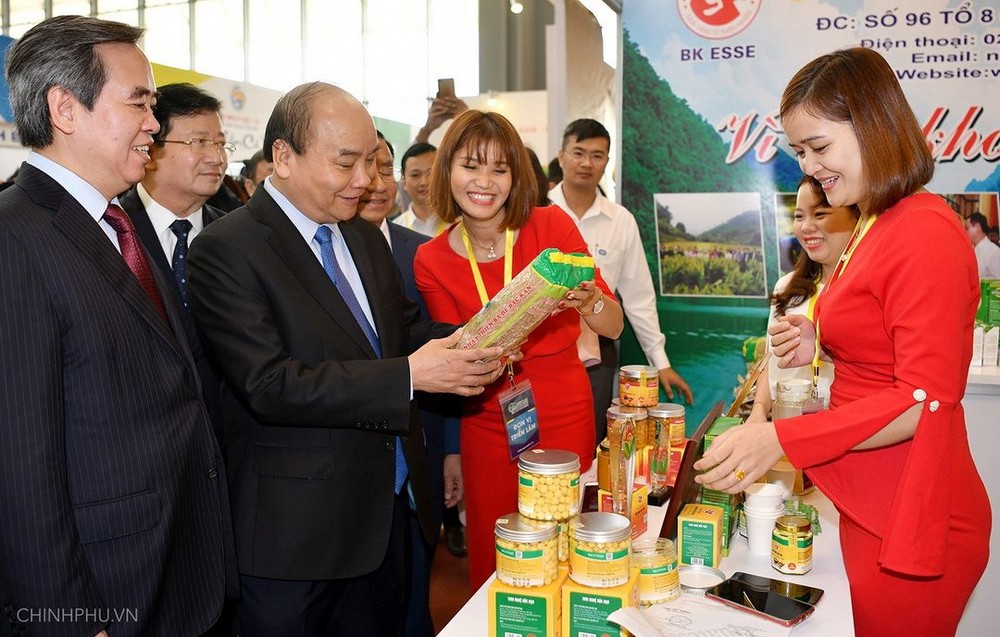 政府總理阮春福參觀農產品展。（圖源：何江）