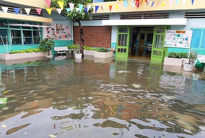 本月26日，儘管颱風已過，但第八郡第五坊的童年幼兒園內仍嚴重水淹。