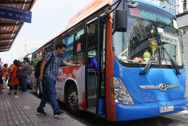 市民乘坐橙色防性侵巴士。（圖源：秋容）