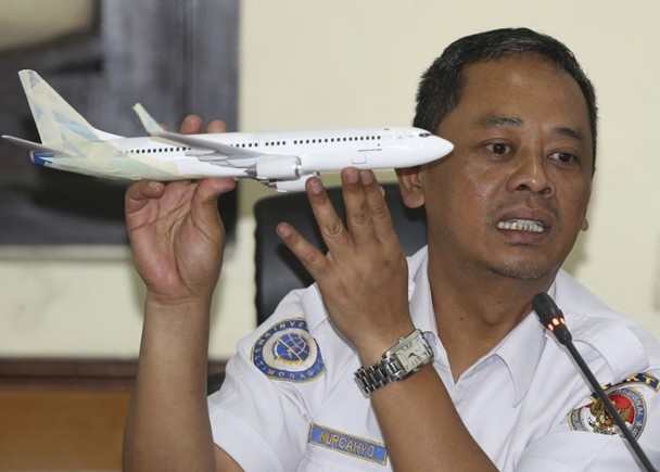 印尼運輸部門官員向記者解釋空難原因。（圖源：AP）