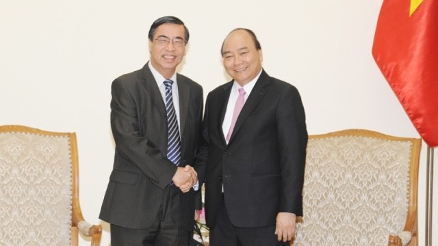 政府總理阮春福接見海外越南人聯絡協會主席阮富平大使。（圖源：陳海）