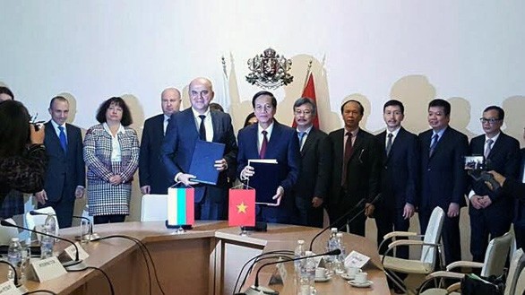 勞動與榮軍社會部長陶玉容（前右）與保加利亞勞動與社會政策部長簽訂勞工就業合作協議。（圖源：T.Giáp）