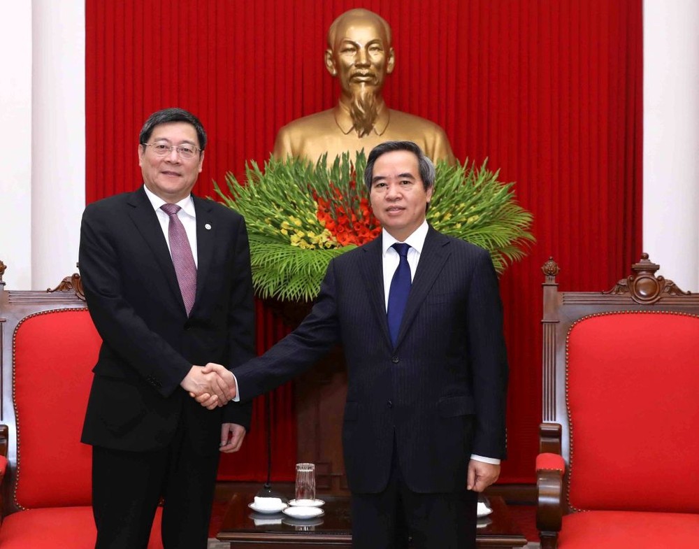 中央經濟部長阮文平（右）接見中國湖南省省委書記杜家毫。（圖源：芳華）