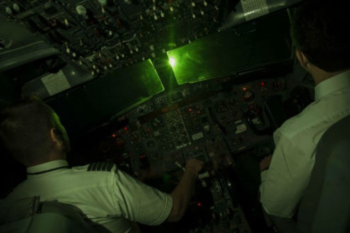 雷射燈照射到駕駛艙玻璃形成光暈，會導致飛行員視力受到影響，無法正常觀察外部環境與艙內儀錶。（示意圖源：互聯網）