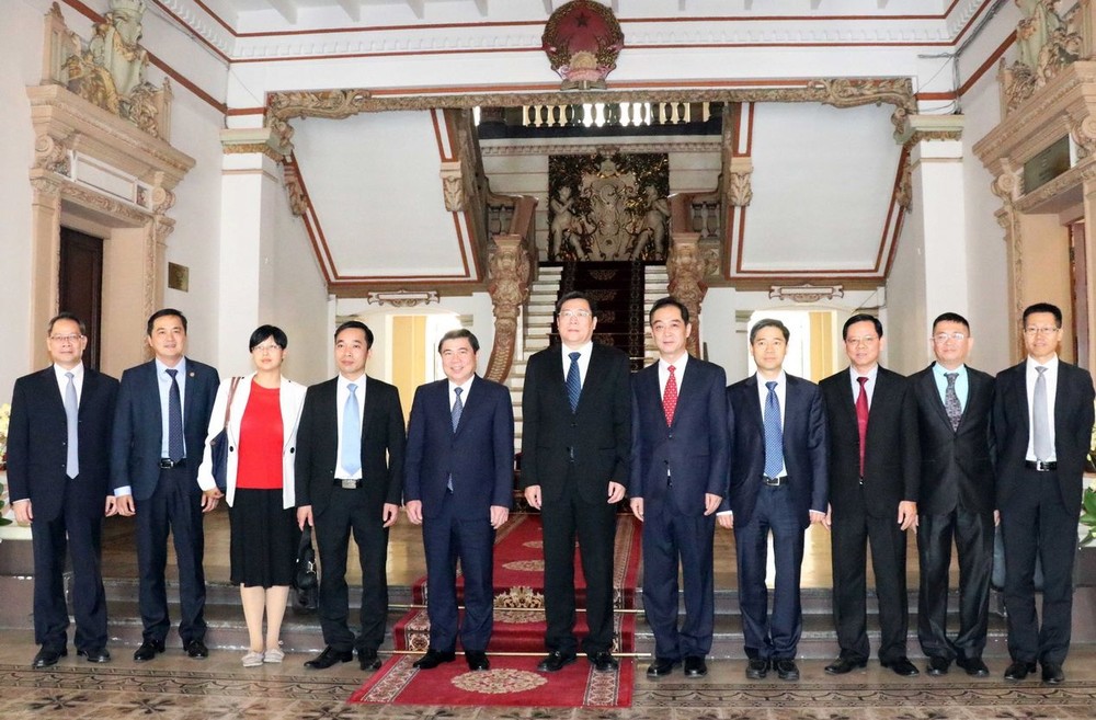 市人委會主席阮成鋒（左五）接見中國湖南省省委書記杜家毫（左六）。（圖源：越通社）