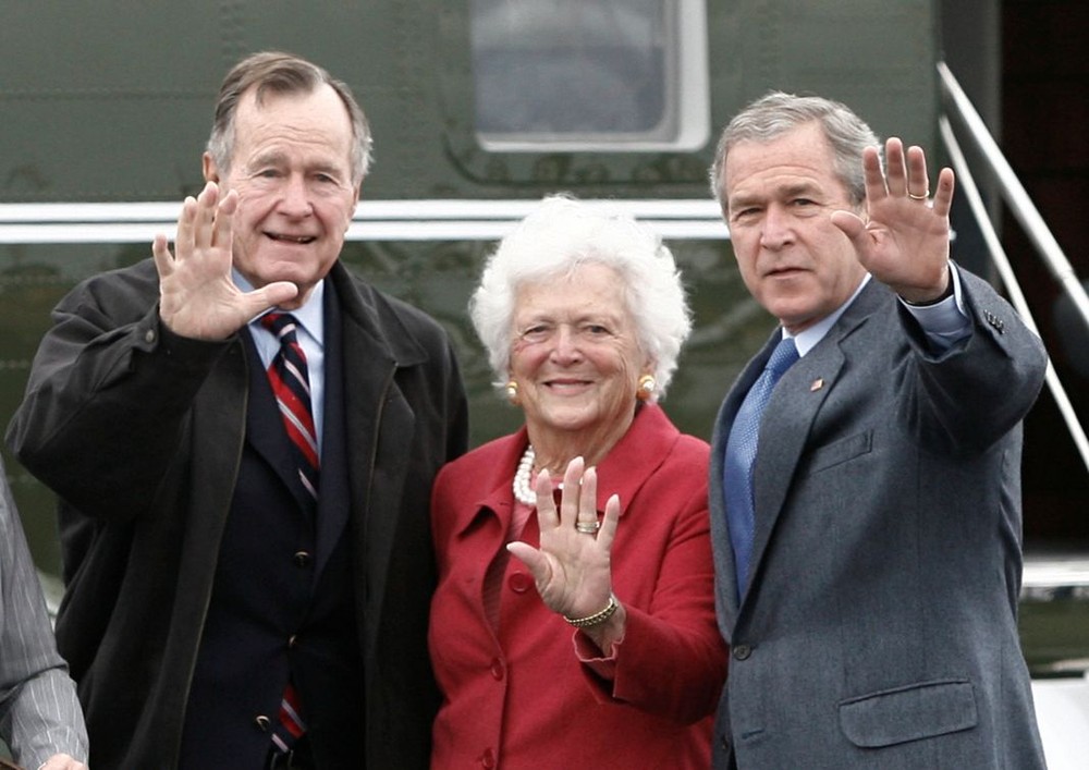 老布什（左）與妻子（中）和兒子小布什。（圖源：路透社）