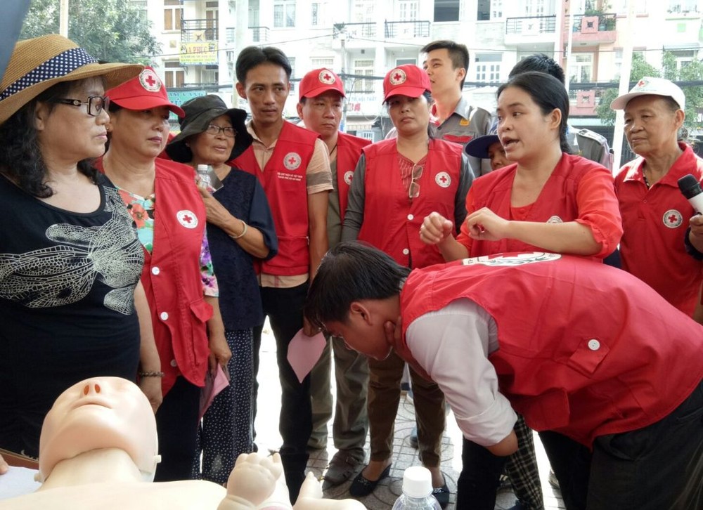 紅十字會人員指引民眾被異物卡住喉嚨的急救方法。