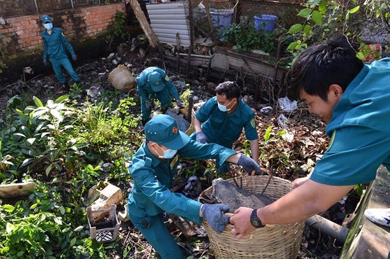 志願隊員們在新順東坊地盤上清理垃圾。