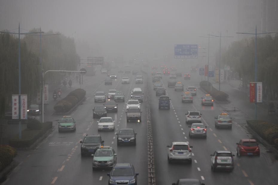 2日，河南鄭州被大霧籠罩的市區。（圖源：互聯網）