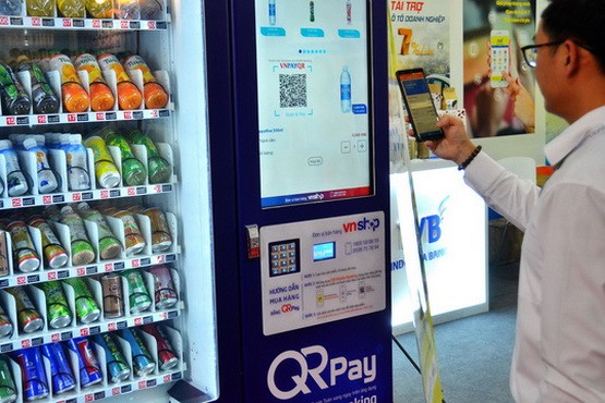消費者在便利店透過QR碼付款。