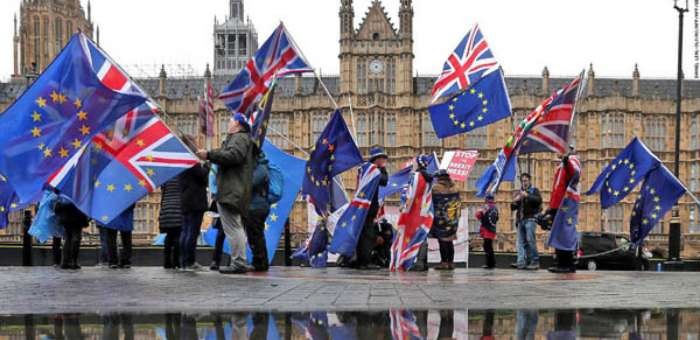 英“脫歐”協議表決日臨近，數十人反英國脫歐人士在英國倫敦的下議院外抗議。（圖源：互聯網）
