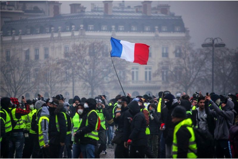 “黃背心”運動成為自1968年學運後法國最嚴重街頭暴動，法總理菲利普稱理解抗議群眾的憤怒，將暫緩提高燃料稅計畫。（圖源：AFP）