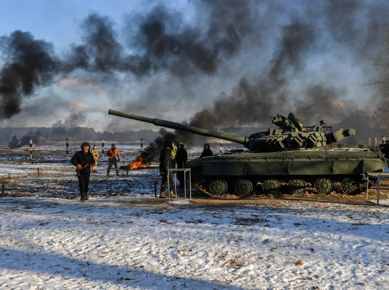 烏克蘭軍隊在俄烏邊境進行軍演，波羅申科現場觀摩。（圖源：路透社）