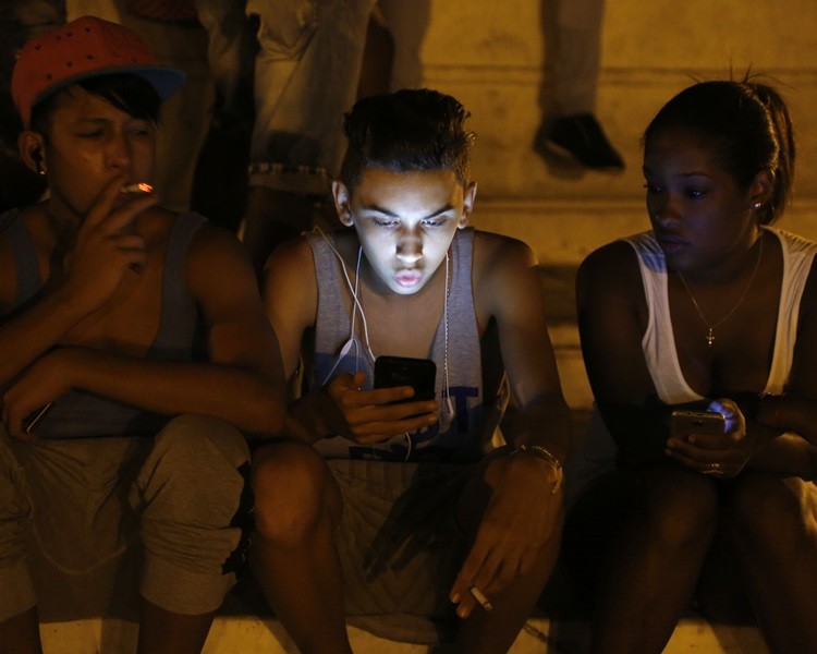 古巴電信公司當地時間4日宣佈，將於6日起面向國內所有手機用戶開通移動互聯網服務，古巴民眾將可首次使用移動數據上網。（圖源：互聯網）