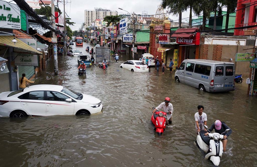 11月25日受颱風影響的傾盤大雨至翌日在街道上仍停著不少熄火的車輛。（圖源：Zing）