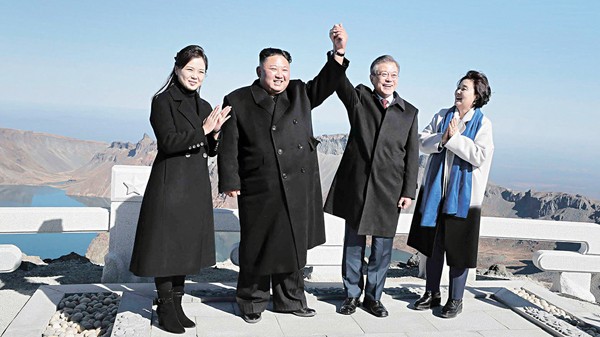 韓國民調：逾六成韓國人歡迎金正恩訪韓。圖為9月20日，文在寅夫婦（右）及金正恩夫婦（左）同登白頭山。（圖源：AP）