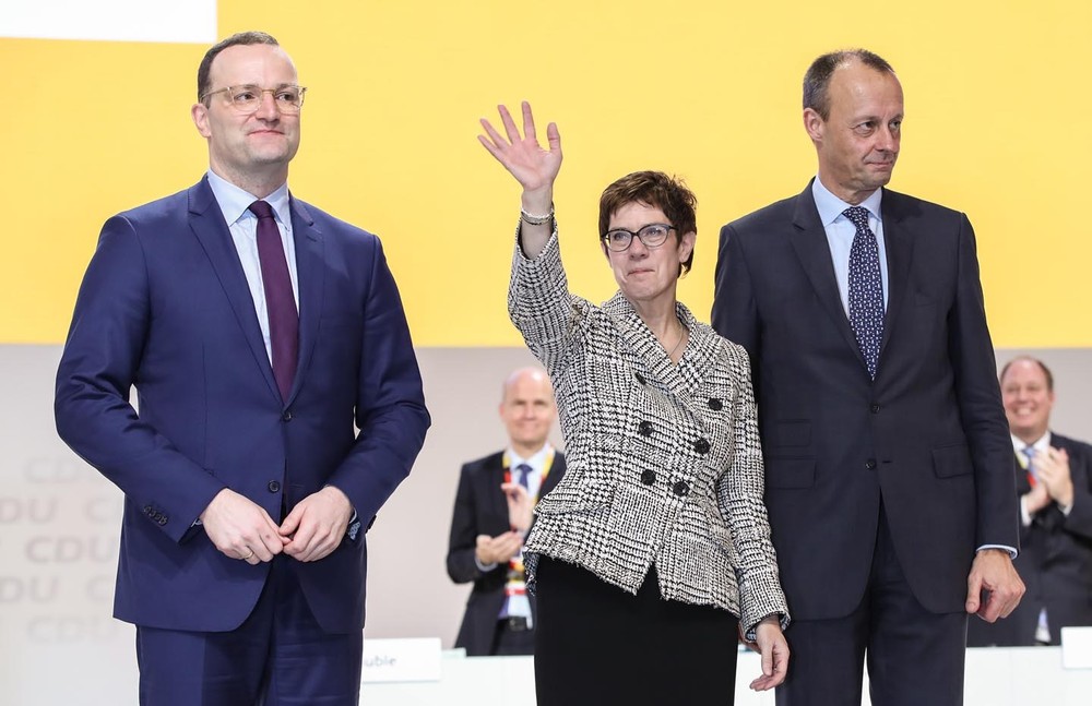 基民盟新主席卡倫鮑爾（中）與敗選的弗雷德里希‧默茨（右）、延斯‧施潘合影。（圖源：新華社）