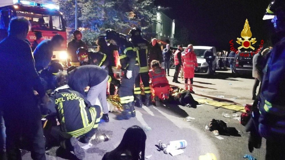12月8日，消防員在意大利安科納市附近的踩踏事故現場施救。（圖源：EFE）