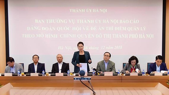 國會主席阮氏金銀（中）在會議上發言。（圖源：戰勝）