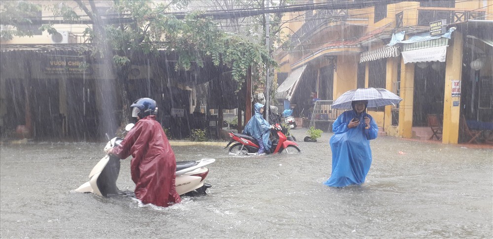 會安市多條街道嚴重受淹。（圖源：杜萬）
