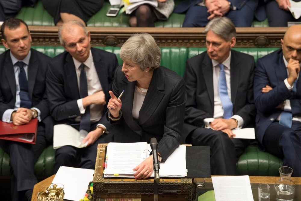 英首相特蕾莎‧梅（中）與各位大臣辯論“脫歐” 協議。（圖源：AP）