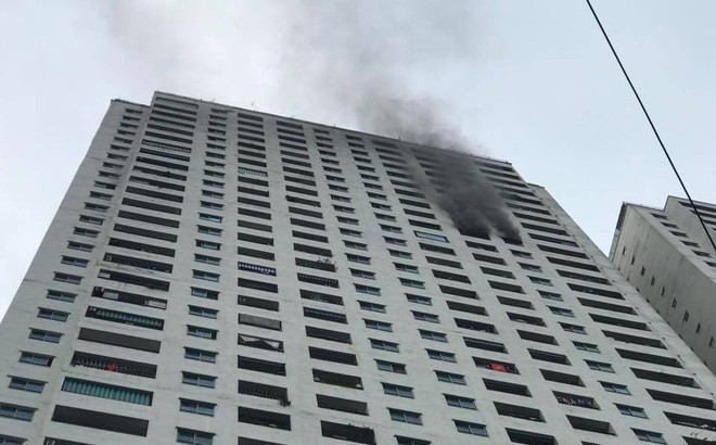 河內市鈴潭公寓發生火警，從HH3B單元第31層冒出濃煙。（圖源：黃丹）