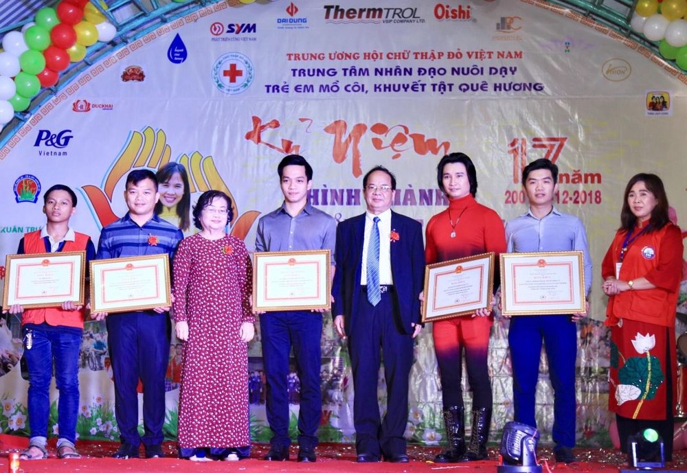 原國家副主席張美華(左三)向熱心支持故鄉人道中心者頒獎。