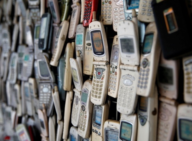密密麻麻的老式手機。（圖源：互聯網）