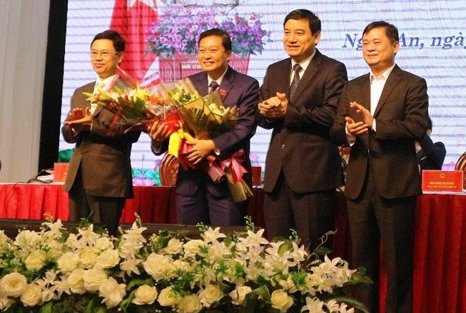 黎鴻榮同志（左二）以81贊成票(總數82票)當選2016-2021年任期乂安省人委會副主席。（圖源：PLO）