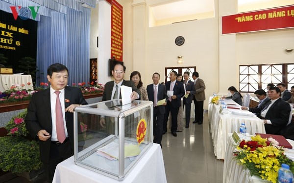 林同省人民議會代表進行投信任票。（圖源：VOV）