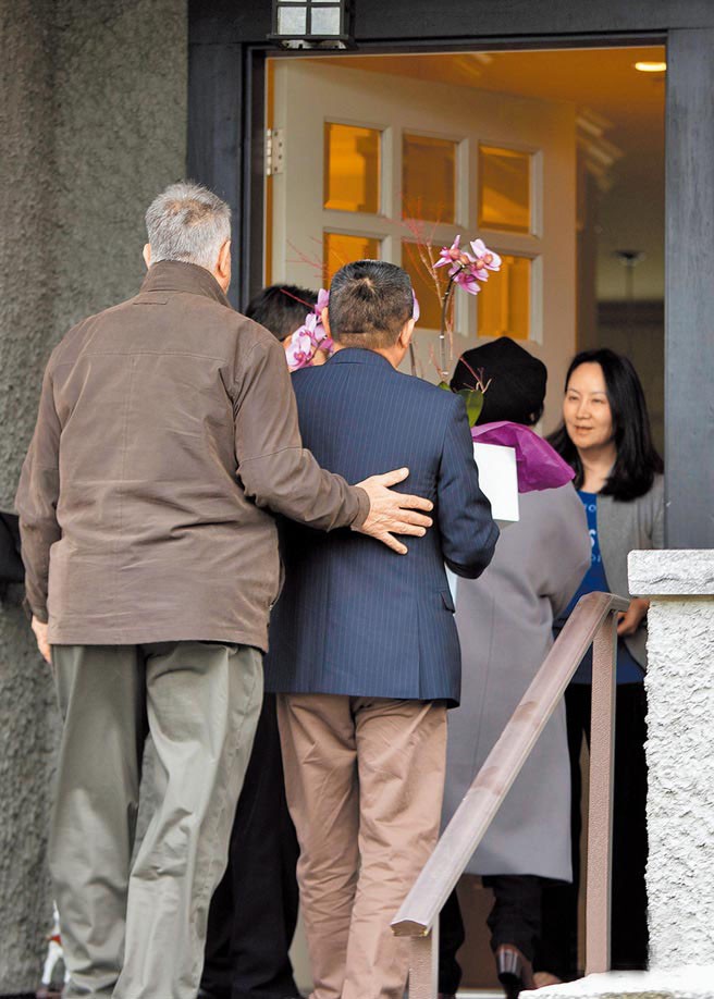 華為副董事長孟晚舟（右一）度過保釋後的第一夜後，在其溫哥華住宅處，除有媒體守候，亦有不少友人前來致意。（圖源：AFP）