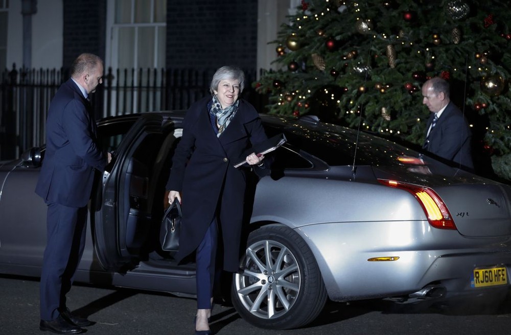 英國首相特雷莎‧梅（中）在不信任投票後返回首相府。（圖源：新華社）