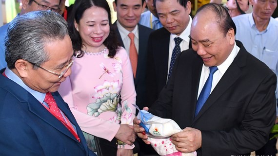 阮春福總理參觀安江省的特產。